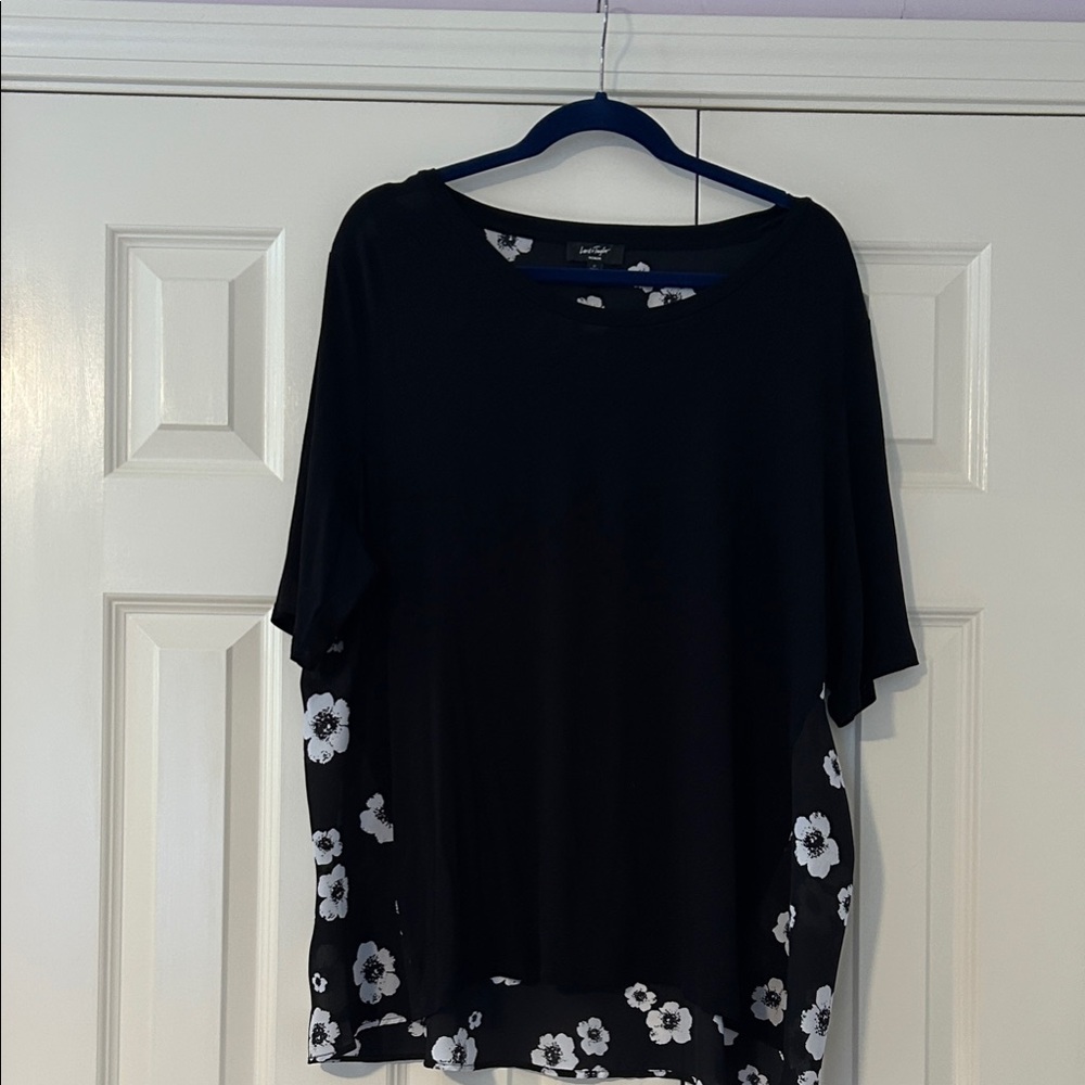 Black and White Floral Short Sleeve Top